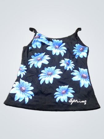 Schwarzes Top mit blauem Blumenmuster und "Spring" Text
