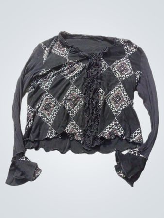 Schwarzes Langarmoberteil mit Diamantenmuster und Rüschen