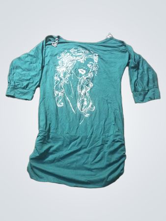Grünes T-Shirt mit grafischem Druck