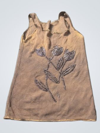 Braunes geripptes Tanktop mit floralen Verzierungen
