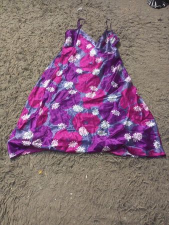 Lila und rosa Blumen-Topfhängerkleid