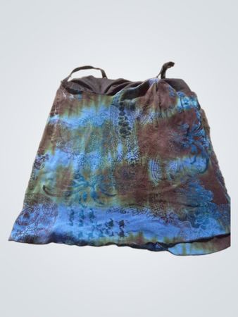 Blaues und braunes Batik-Tanktop mit floralem Muster