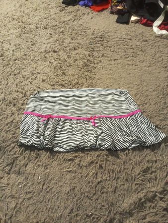 Zebra-Print-Rock mit rosa Besatz