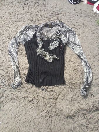 Capri Damen Schwarzes Geripptes Stricktop mit Transparenten Zebramuster-Ärmeln und Rüschensaum