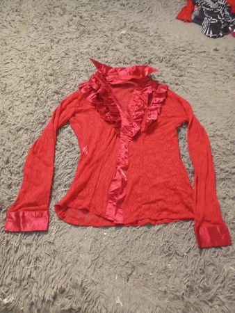Rotes Spitzenhemd mit Rüschendetail
