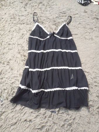 Schwarzes Babydoll-Nachtkleid mit weißer Spitzenkante