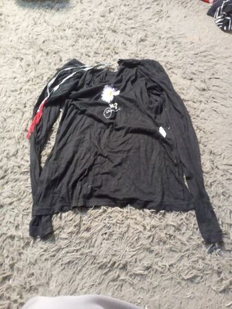 Schwarzes Langarmshirt mit grafischem Design