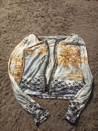 Langärmliges Oberteil mit abstraktem Druck und Rüschensaum