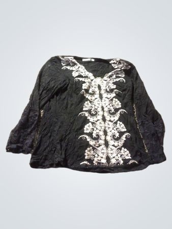 Schwarzes Langarmoberteil mit weißer Stickerei
