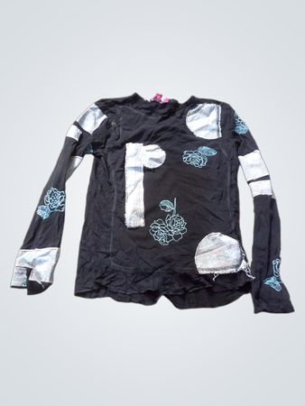 Schwarzes Langarmshirt mit Aufnähern und floralem Design