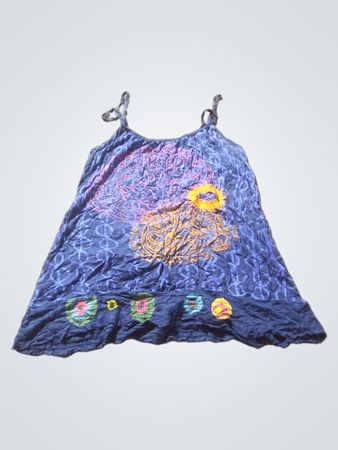 Blaues Tankkleid mit Batikmuster