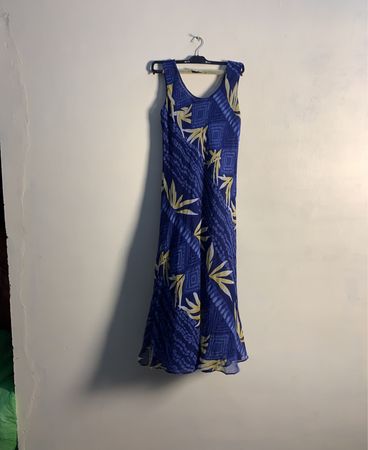 Blaues Maxikleid mit gelbem Blumenmuster