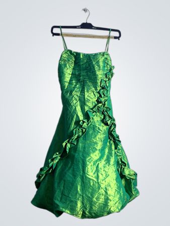 Grünes gerafftes Kleid mit Rüschen