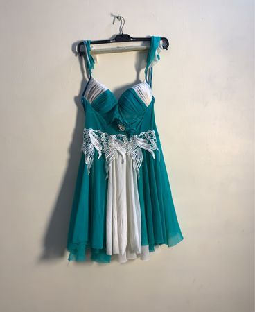Türkises und weißes gerafftes Kleid mit Spitzendetail