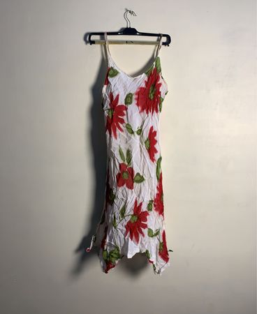 Weißes Kleid mit rotem Blumenmuster