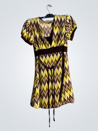Hype Damen Gelb Braun Chevron-Print Kurzarmkleid