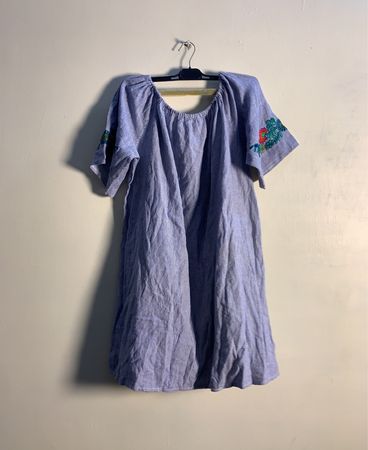 Blau-weiß gestreiftes Kleid mit bestickten Ärmeln