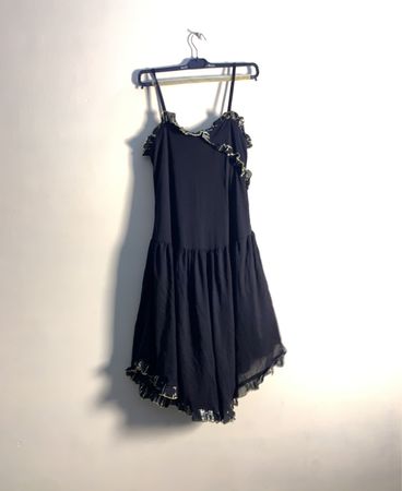 Schwarzes Kleid mit goldenen Verzierungen