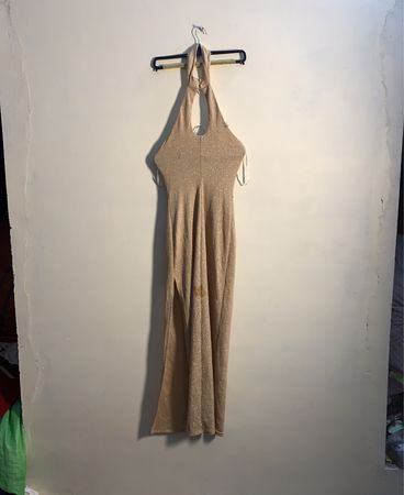 Gold glitzendes Halter-Maxikleid
