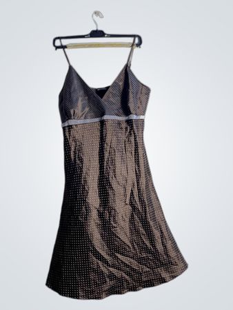 Braun gestreiftes und gepunktetes Kleid
