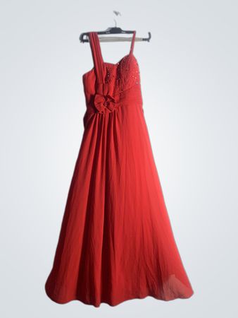 Rotes verziertes Maxikleid