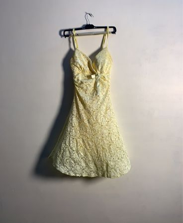 Gelbes Spitzenkleid mit Schleifendetail