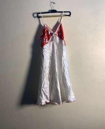 Weißes und rotes blumiges Slipkleid
