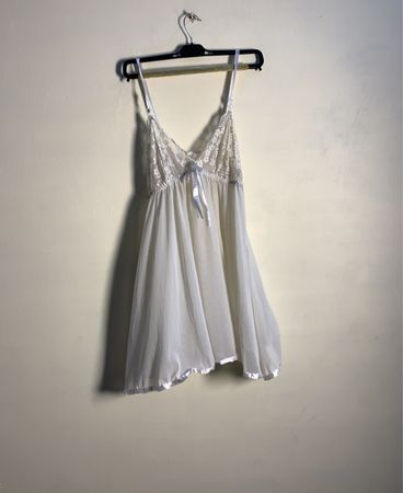 Transparentes Slipkleid mit weißer Spitzenkante und Bändchen
