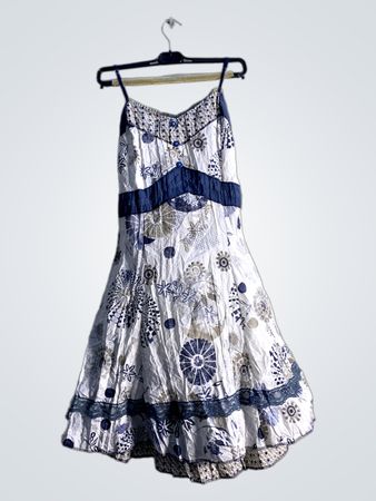 Weißes und blaues Kleid mit Blumenmuster