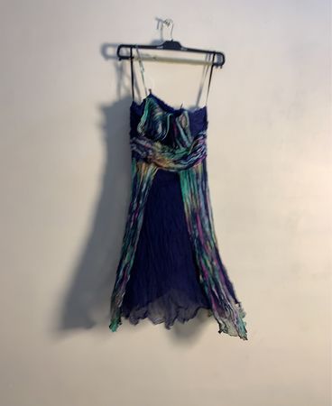 Derhy Blue Dress mit mehrfarbigem Faltenüberzug