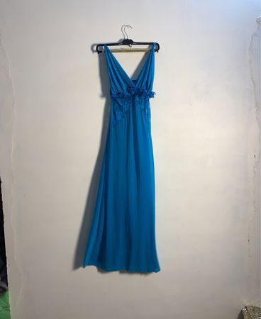 Robe maxi bleue avec des embellissements floraux