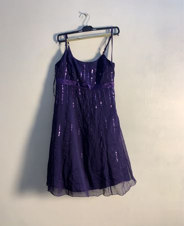 Lila Pailletten-Kleid mit Banddetail