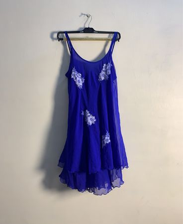 Blaues Slipkleid mit floralem Spitzenbesatz