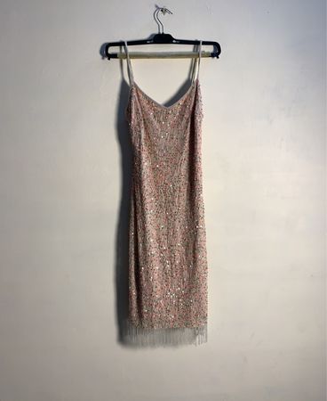 Pailletten-beschichtetes Slip-Kleid mit Fransen-Saum