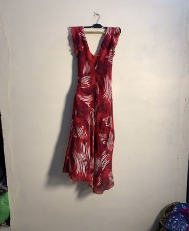 Rotes Kleid mit weißem und dunkelrotem abstraktem Druck
