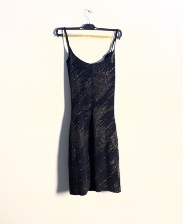 Schwarzes Kleid mit goldenem Muster