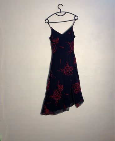 Navyblaue Kleid mit rotem Rosenmuster
