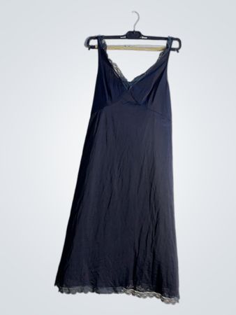 Marineblaues Slipkleid mit Spitzenbesatz