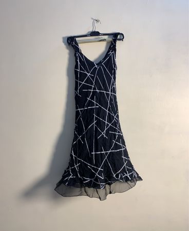 Schwarzes Kleid mit weißem geometrischem Muster