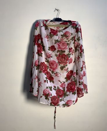 Durchsichtige Bluse mit floralem Druck und langen Ärmeln
