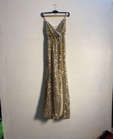 Maxikleid aus goldenen Pailletten mit Schlitz