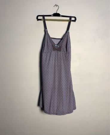 Violettes Rückenfreies Kleid mit Muster