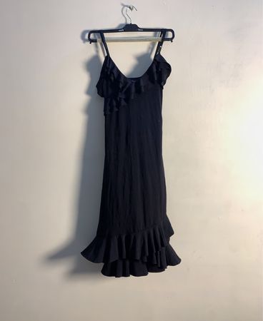 Schwarzes Rüschensmaxikleid