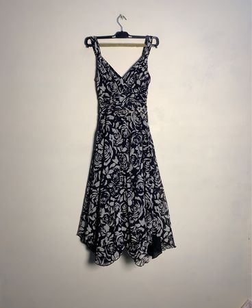 Marks & Spencer Schwarz-Weiße Rosenmuster Kleid