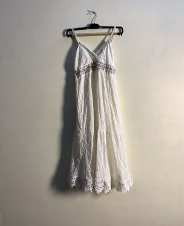 Weißes Spitzenkleid mit verziertem Oberteil
