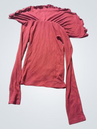 Rotes langärmeliges Rüschenshirt