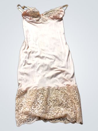 Rosa Slipkleid mit Spitzenbesatz