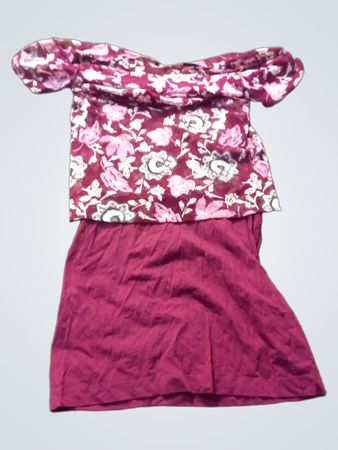 Damenshirt mit schulterfreier Blumendruck und einfarbigem Rock