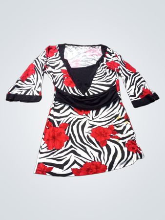 Zebra- und rotes Blumenmusterkleid