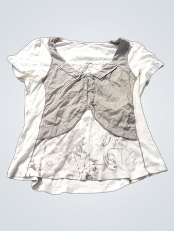 Weißes T-Shirt mit geschichtetem Weste-Detail und Grafikdruck